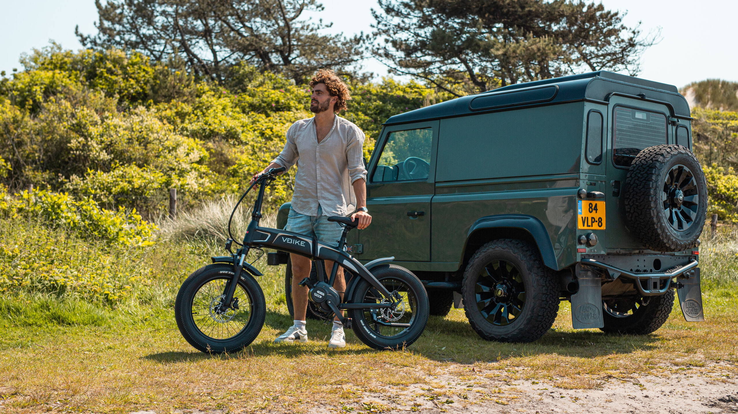 Met de V-BIKE naast de auto